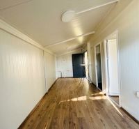 Weiße Wand, Boden mit Holzdekor, heller Raum; Besondere Immobilien.