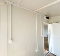 Interieur mit hellen Wänden und einem Boden in Holzoptik, Besondere Immobilien.