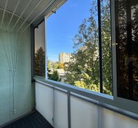 Überdachter Balkon mit Blick ins Grüne in einer 3-Zimmer-Wohnung, Hroncova, Košice - Stadtteil Sever.