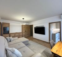 Wohnzimmer in einer 3-Zimmer-Wohnung mit Holzboden und modernen Möbeln.