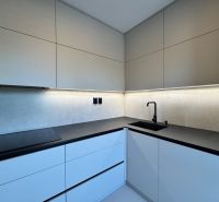 Küche einer 3-Zimmer-Wohnung mit modernen Schränken und LED-Beleuchtung.