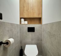 Toilette in einer 3-Zimmer-Wohnung mit Stauraum und Holzelementen.