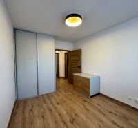 Schlafzimmer in einer 3-Zimmer-Wohnung mit Holzboden und Einbauschrank.