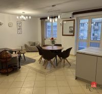 Offener Wohnbereich mit Esstisch und cremefarbenen Fliesen in einer 3-Zimmer-Wohnung.