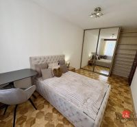 Schlafzimmer in einer 3-Zimmer-Wohnung mit Bett, Kleiderschrank und Holzboden.