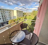 Balkon in einer 3-Zimmer-Wohnung in der Šustekova-Straße in Bratislava-Petržalka mit Blick ins Grüne.
