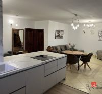 Küche und Wohnzimmer mit Esstisch in einer 3-Zimmer-Wohnung.