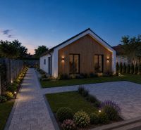 Veľká Mača: Ein Einfamilienhaus in der Straße Veľká Mača mit beleuchtetem Gehweg und Garten.