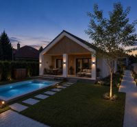 Ein Einfamilienhaus in Veľká Mača in Veľká Mača mit einem Pool bei Sonnenuntergang.