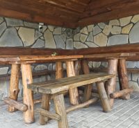 Rustikale Ecke mit Holzmöbeln und Steinwand im Ferienapartment.