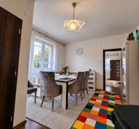 Esszimmer in einem Einfamilienhaus mit fröhlichem Teppichdekor und Holzboden.
