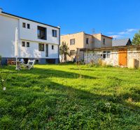 Ein Einfamilienhaus in Martin mit Garten, Terrasse und einem angrenzenden Gebäude auf einem geräumigen Grundstück.