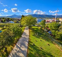 Blick auf den geräumigen Garten eines Einfamilienhauses in Martin mit Blick auf die Berge.