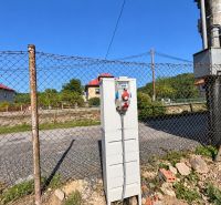 Der Elektrokasten auf dem Grundstück an der Straße in Sebedín, Sebedín-Bečov, bietet Wohnraum.