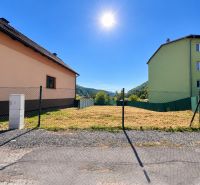Baugrundstück in Sebedín-Bečov in der Straße Sebedín, eingezäunt, neben Gebäuden.