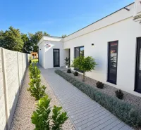 Einfamilienhaus in Čierna Voda in der Straße Čierna Voda mit gepflastertem Gehweg und Grünflächen.