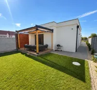Ein Einfamilienhaus in Čierna Voda in der Straße Čierna Voda mit Terrasse und Rasen.