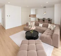 Wohnzimmer in einem Einfamilienhaus mit Holzboden und bequemer Couch.