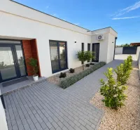 Einfamilienhaus in Čierna Voda in der Straße Čierna Voda mit gepflastertem Eingang und Gartenanlage.
