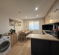 Küche in einer 2-Zimmer-Wohnung mit Holzboden und moderner Ausstattung.