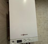 Kondensationskessel der Marke Viessmann im Innenraum einer 2-Zimmer-Wohnung auf beigen Fliesen.