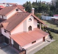 Ein Familienhaus in Stará Ľubovňa mit Garten und Terrasse, umgeben von gepflegtem Grün.