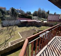 Blick vom Balkon eines Einfamilienhauses in Stará Ľubovňa, Garten mit Rasen und Bäumen.