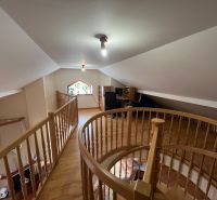 Treppe im Dachgeschoss eines Einfamilienhauses mit Holzboden und Arbeitsecke.