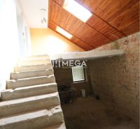 Treppe und Dachboden mit Holzverkleidung an der Decke im Einfamilienhaus.