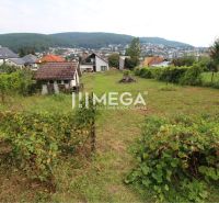 Garten bei Einfamilienhäusern in der Brestovská-Straße in Humenné mit Blick auf die Stadt.