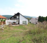 Ein Einfamilienhaus in der Brestovská-Straße in Humenné, umgeben von Natur und einem grünen Grundstück.