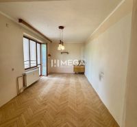 2-Zimmer-Wohnung mit Holzboden und großem Fenster mit Ausblick.