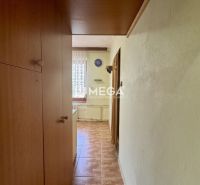 Der Flur in der 2-Zimmer-Wohnung mit Keramikboden und Holzschränken.