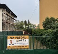 In der Straße Osloboditeľov in Humenné stehen Garagen zum Verkauf.