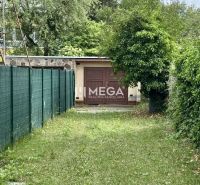 Garage in der Straße Osloboditeľov in Humenné, umgeben von Grünflächen und einem Zaun.