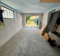 Betonboden in der Garage mit Tageslicht und offenen Türen zur Osloboditeľov-Straße in Humenné.