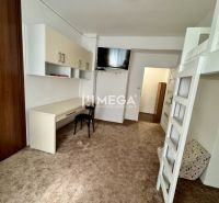 Ein Zimmer mit einem Schreibtisch und einem Hochbett in einer 3-Zimmer-Wohnung.