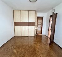 Ein Zimmer in einer 3-Zimmer-Wohnung mit einem Boden in Holzoptik und einem Einbauschrank.