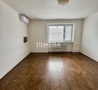 Ein Zimmer in einer 3-Zimmer-Wohnung mit Holzboden und Klimaanlage.
