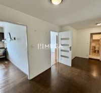 Flur mit Holzboden und Türen in einer 3-Zimmer-Wohnung.