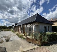 Ein Einfamilienhaus in Nacina Ves mit modernem Dach und einem weitläufigen offenen Grundstück.