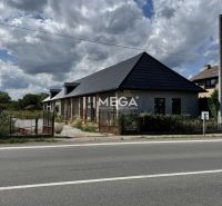 Ein Einfamilienhaus in Nacina Ves mit modernem Schrägdach, von der Straße aus sichtbar.