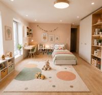 Kinderzimmer mit Teppich, Spielzeug und Holzboden in einem Einfamilienhaus.