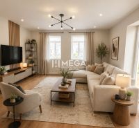 Wohnzimmer in einem Einfamilienhaus mit großem Sofa und Boden in Holzoptik.