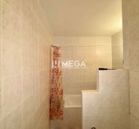 Badezimmer in einer 3-Zimmer-Wohnung mit Badewanne und einem auffälligen gemusterten Vorhang.