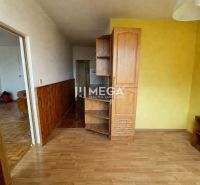 Innenraum einer 3-Zimmer-Wohnung mit Holzboden und Holzverkleidung an den Wänden.