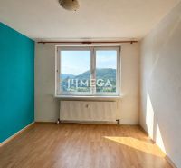 Ein Zimmer in einer 3-Zimmer-Wohnung mit einem Holzboden und Blick auf die Landschaft.