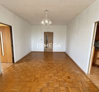 Wohnzimmer in einer 3-Zimmer-Wohnung mit Holzboden und Kronleuchter.