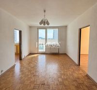Ein Zimmer in einer 3-Zimmer-Wohnung mit einem Boden in Holzoptik und einer hängenden Leuchte.
