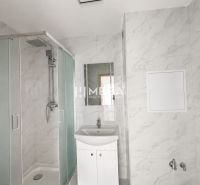 Badezimmer in einer 3-Zimmer-Wohnung mit moderner Duschkabine und weißem Waschbecken.